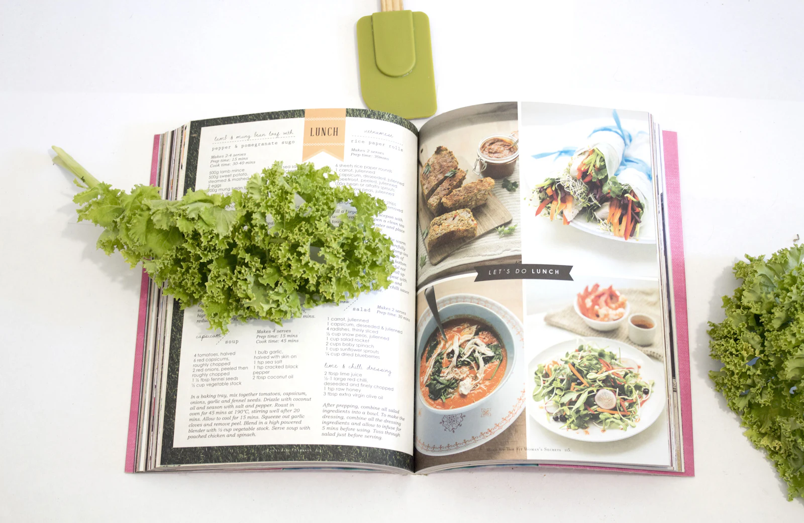Livro de receitas aberto com uma folha de ervas aromáticas